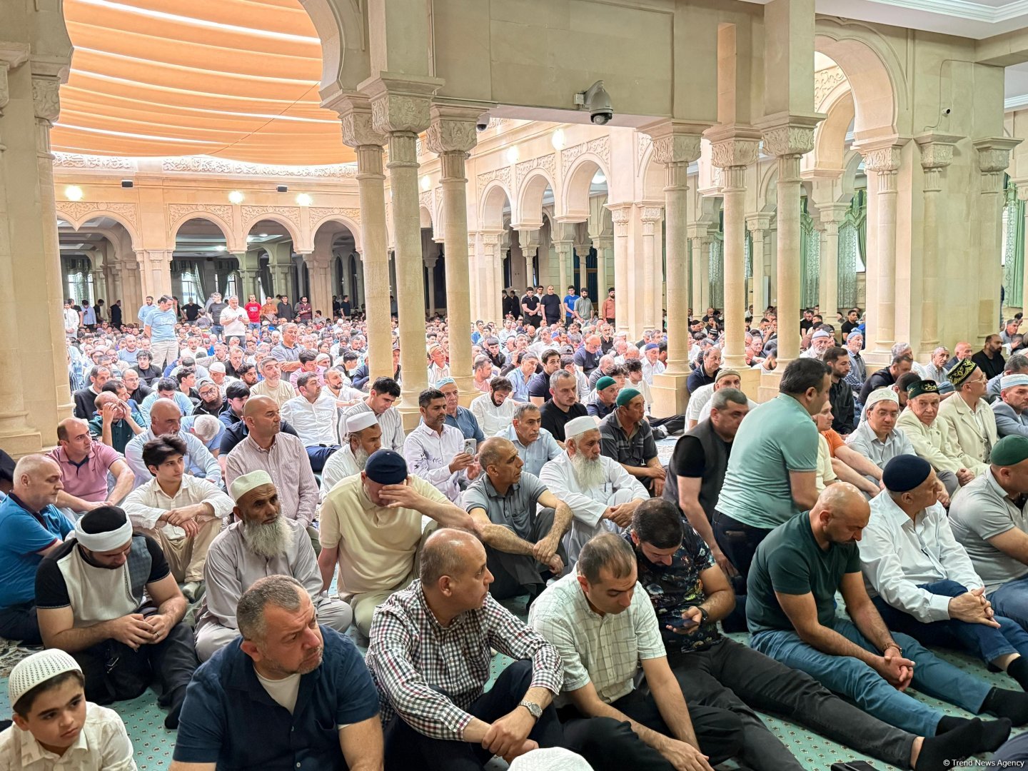 Əjdərbəy məscidində bayram namazı qılınıb (FOTO)