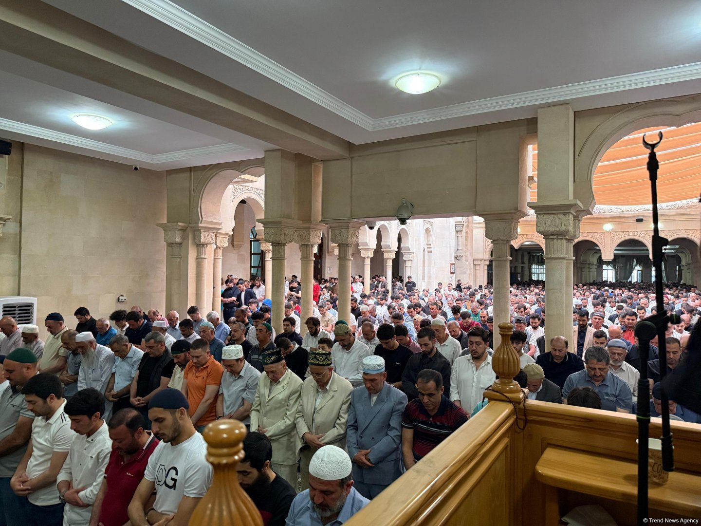 Əjdərbəy məscidində bayram namazı qılınıb (FOTO)