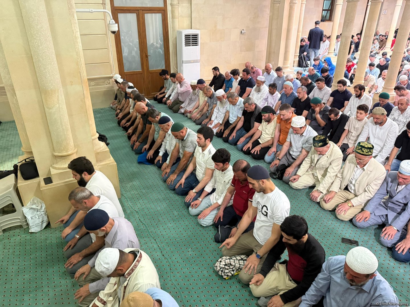 Əjdərbəy məscidində bayram namazı qılınıb (FOTO)