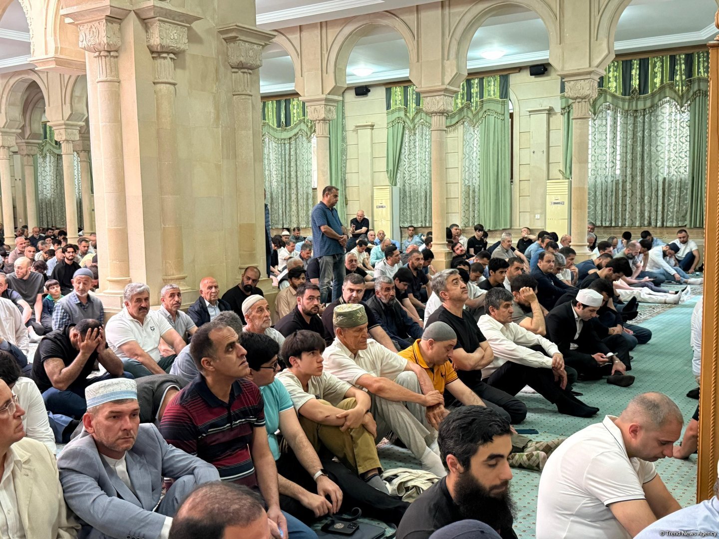 Əjdərbəy məscidində bayram namazı qılınıb (FOTO)