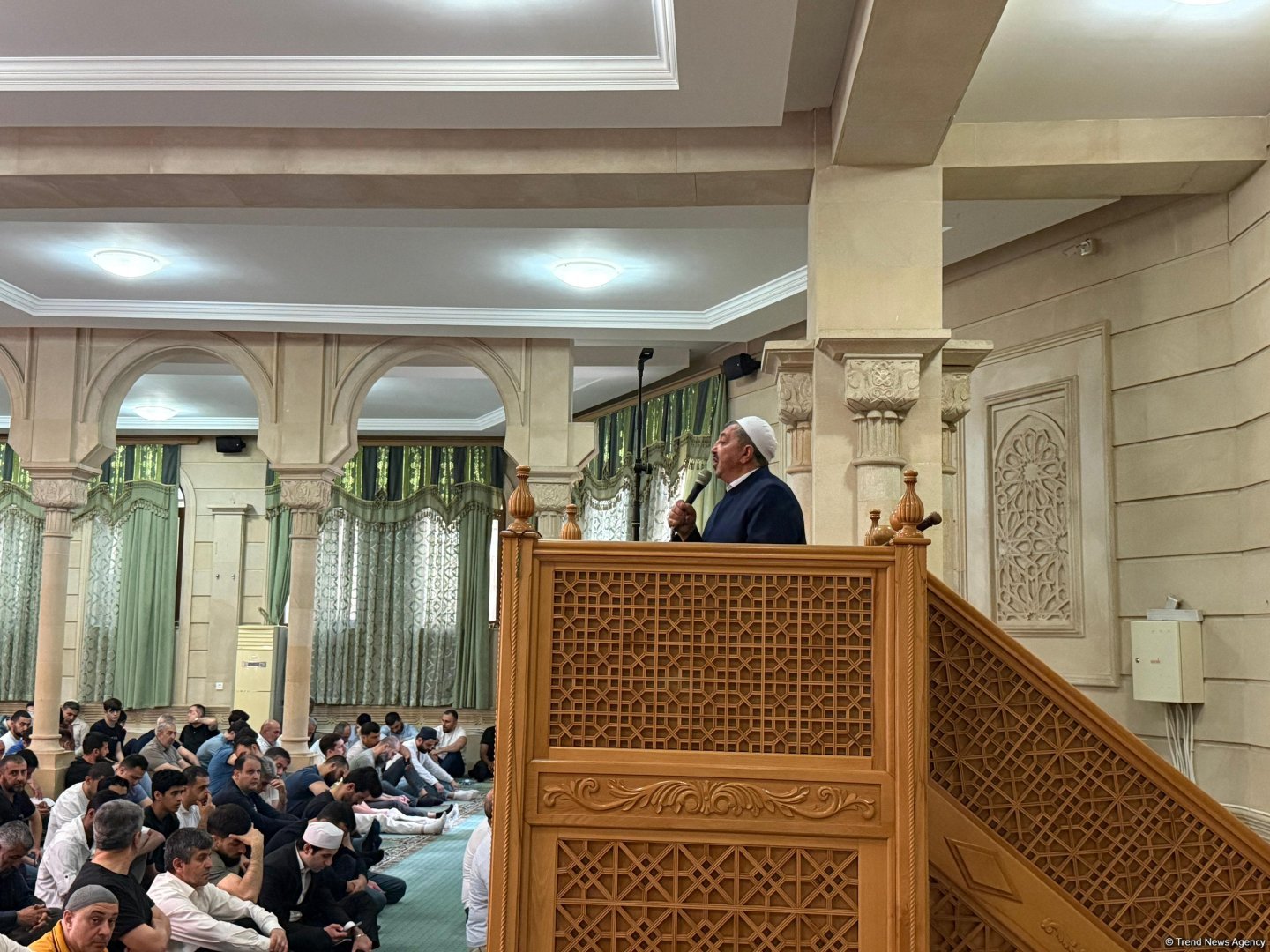 Əjdərbəy məscidində bayram namazı qılınıb (FOTO)