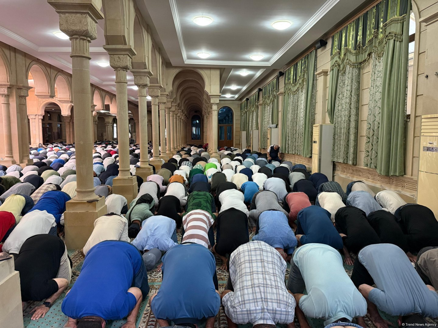 Əjdərbəy məscidində bayram namazı qılınıb (FOTO)