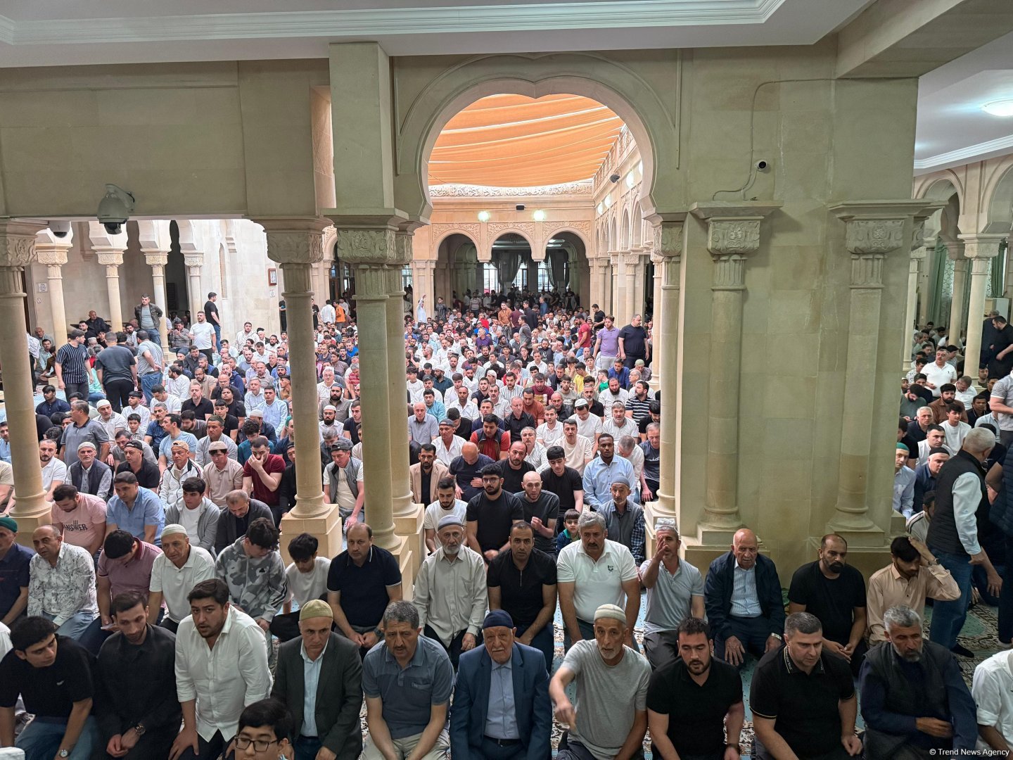 Əjdərbəy məscidində bayram namazı qılınıb (FOTO)