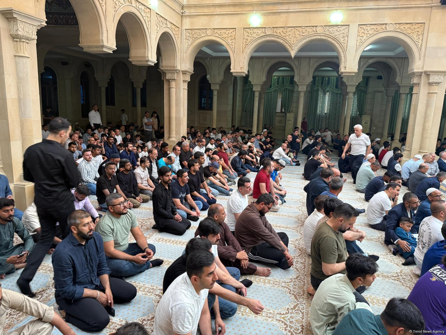 Əjdərbəy məscidində bayram namazı qılınıb (FOTO)