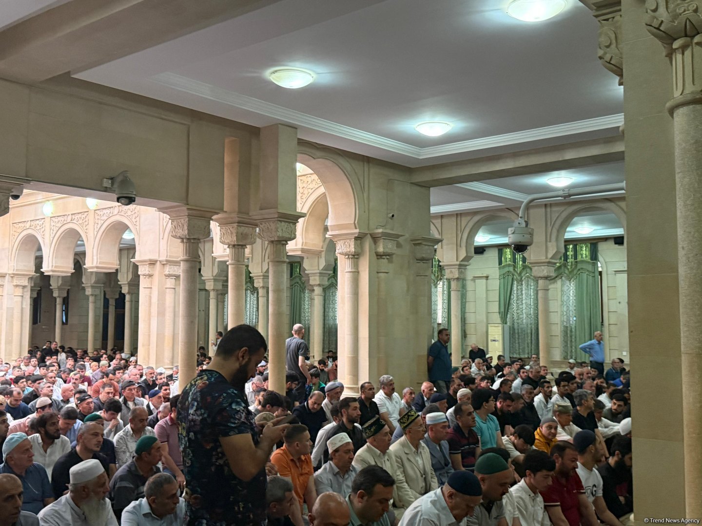 Əjdərbəy məscidində bayram namazı qılınıb (FOTO)