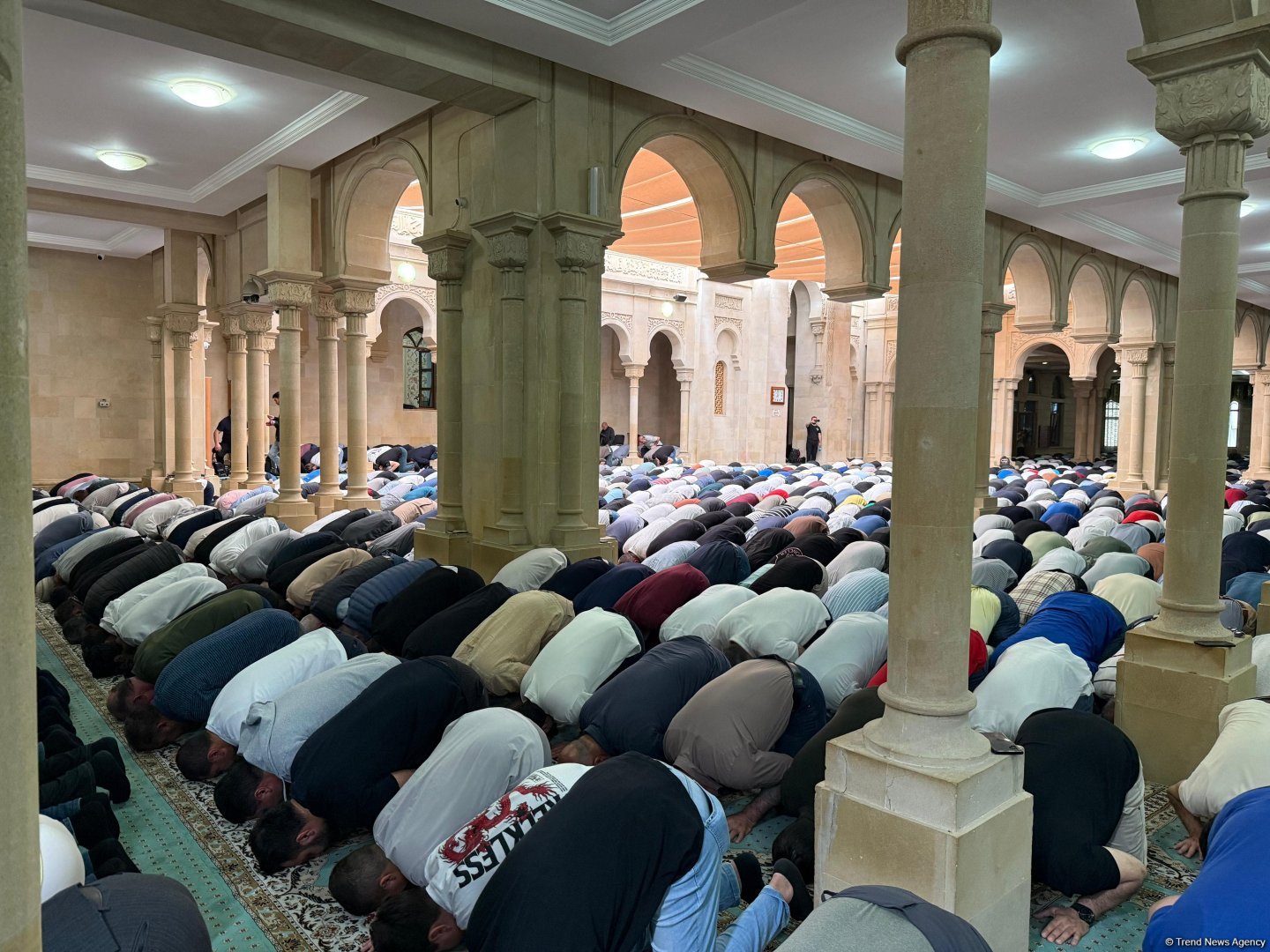 Əjdərbəy məscidində bayram namazı qılınıb (FOTO)