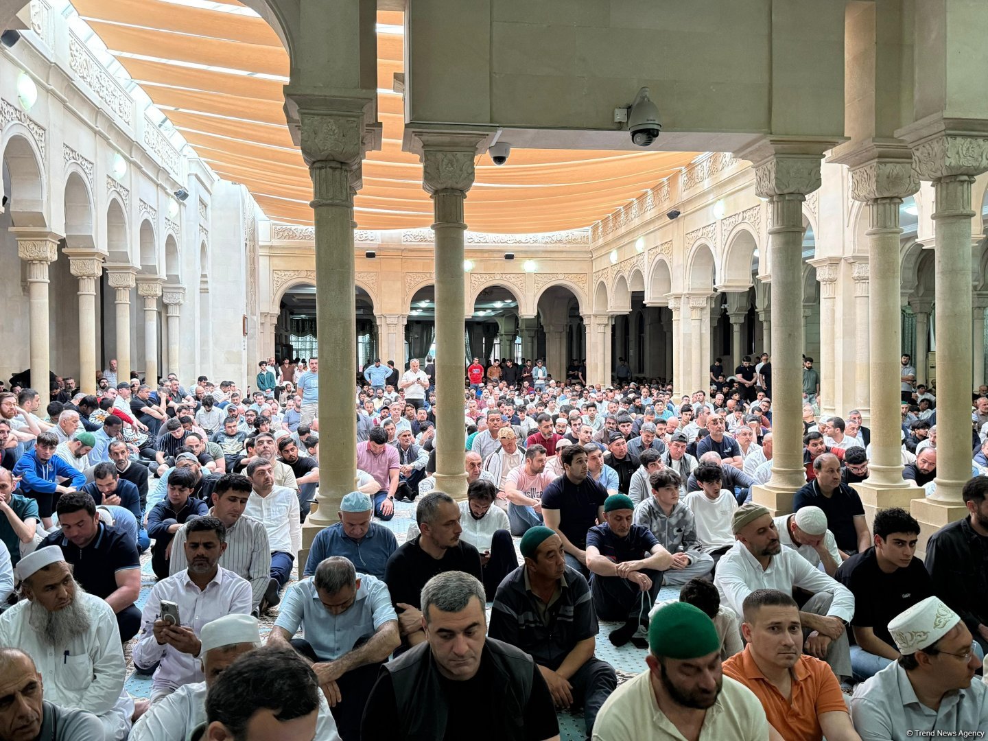 Əjdərbəy məscidində bayram namazı qılınıb (FOTO)