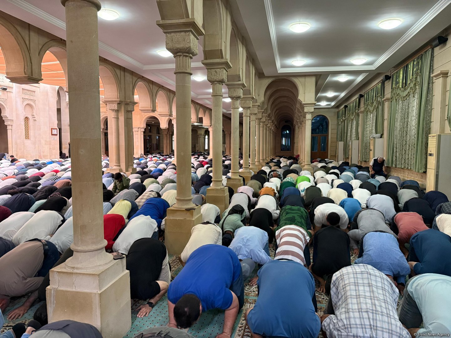 Əjdərbəy məscidində bayram namazı qılınıb (FOTO)