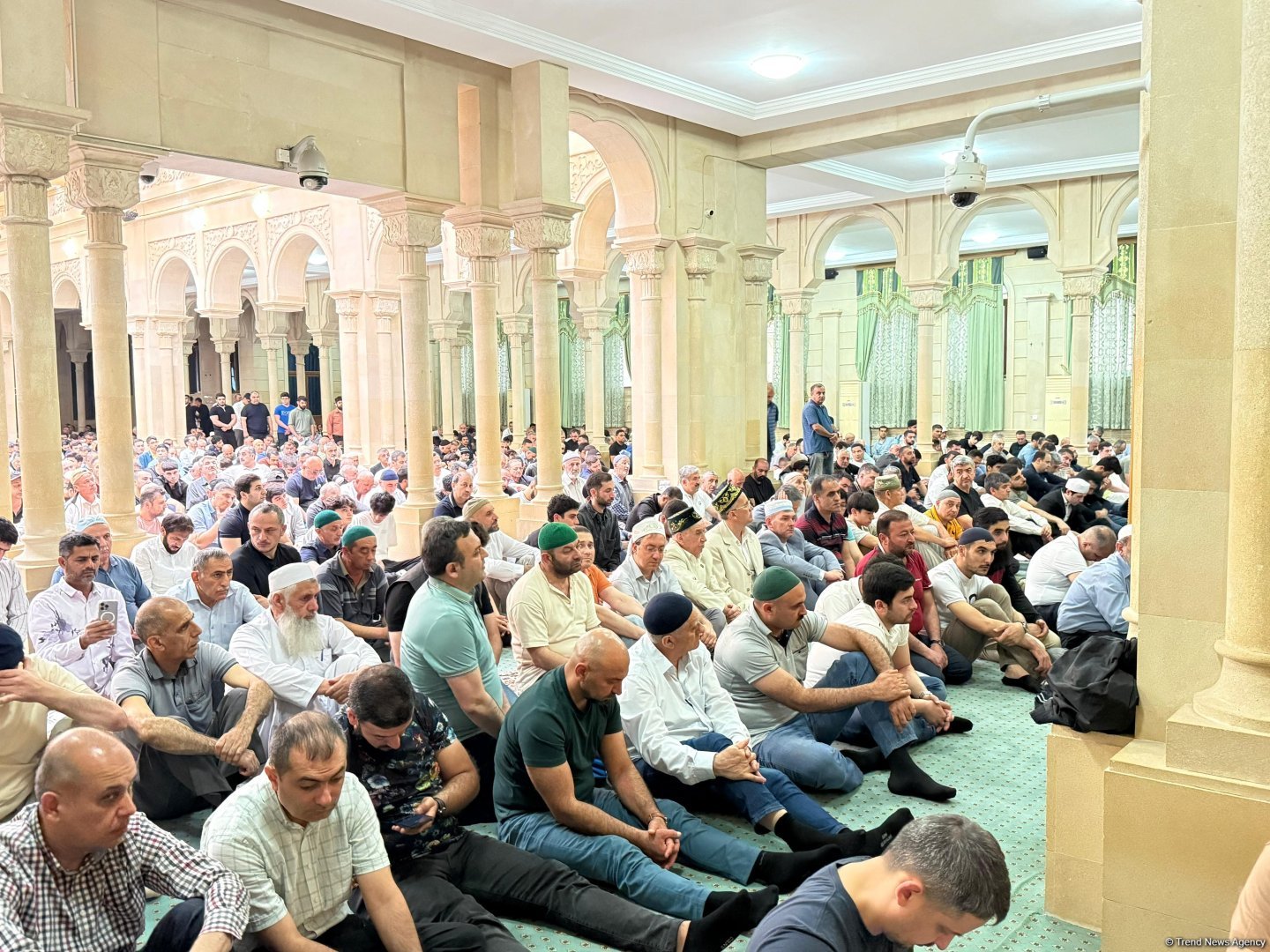 Əjdərbəy məscidində bayram namazı qılınıb (FOTO)
