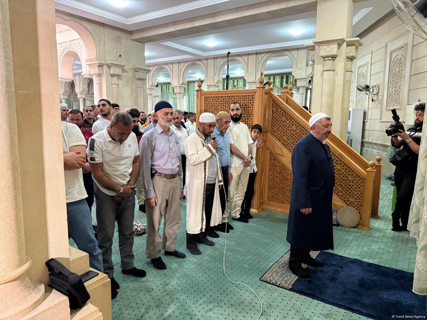 Əjdərbəy məscidində bayram namazı qılınıb (FOTO)