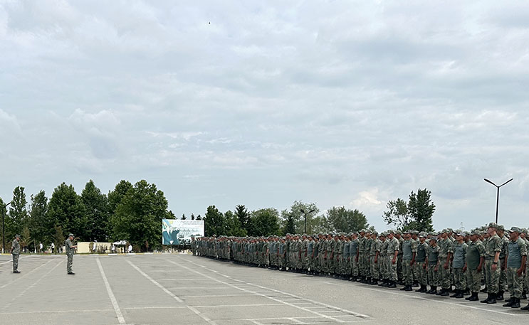 Müdafiə Nazirliyinin rəhbərliyi şəxsi heyətlə görüşüb (FOTO)