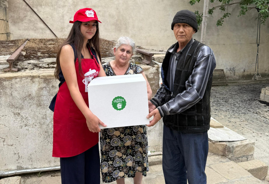 Heydər Əliyev Fondunun vitse-prezidenti Leyla Əliyevanın təşəbbüsü ilə ailələrə qurban payları çatdırılmağa davam edir (FOTO)
