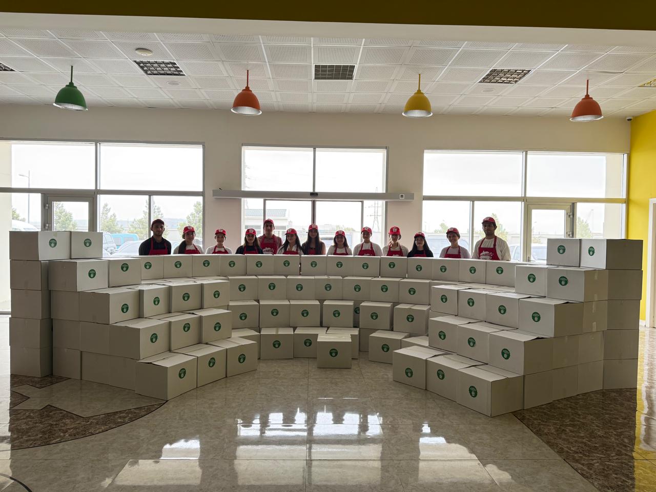Heydər Əliyev Fondunun vitse-prezidenti Leyla Əliyevanın təşəbbüsü ilə ailələrə qurban payları çatdırılmağa davam edir (FOTO)