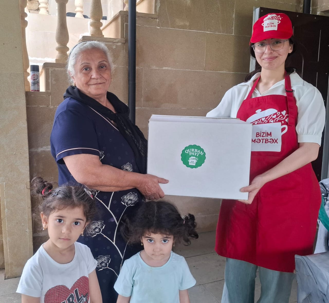 Heydər Əliyev Fondunun vitse-prezidenti Leyla Əliyevanın təşəbbüsü ilə ailələrə qurban payları çatdırılmağa davam edir (FOTO)