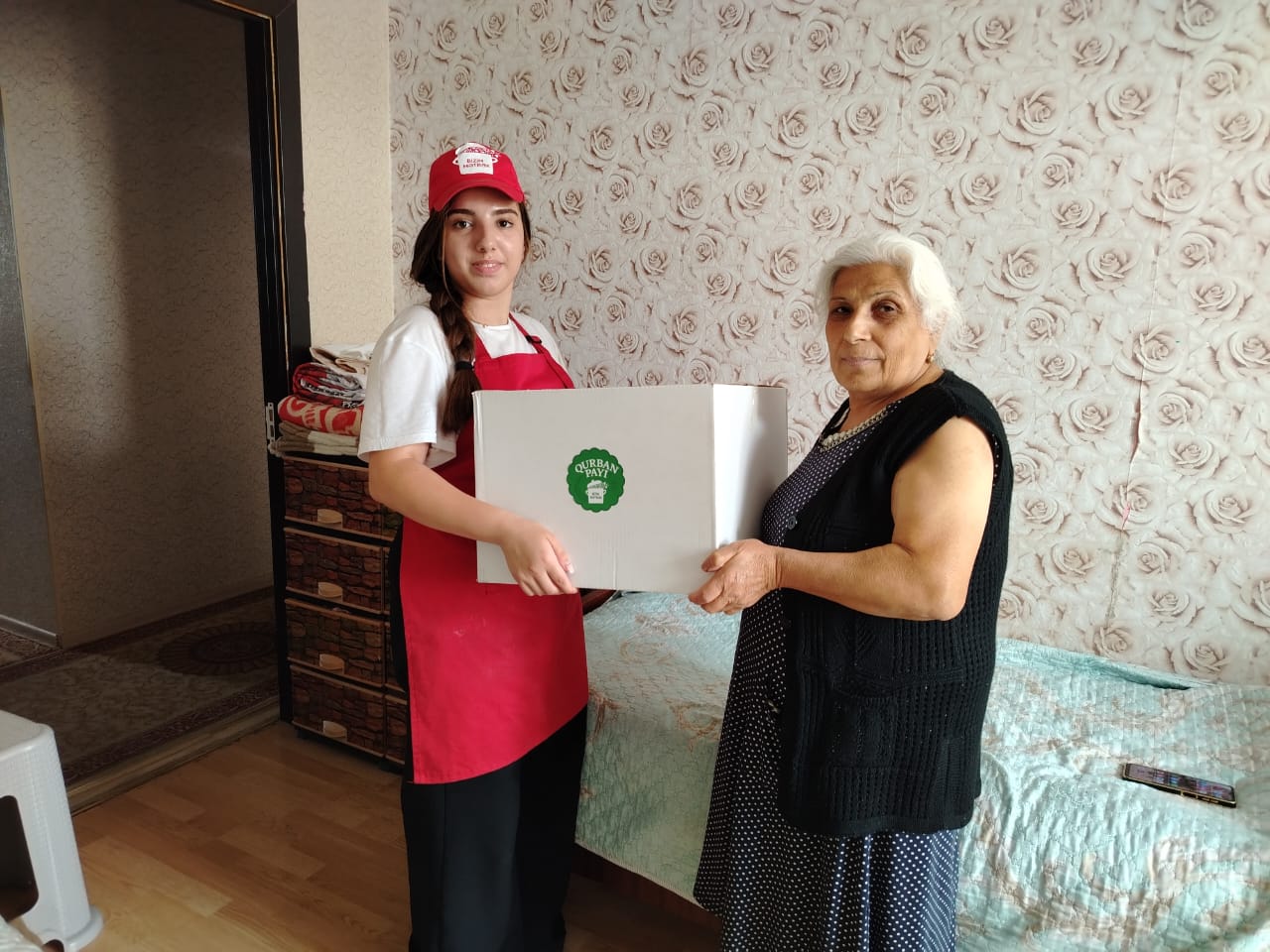 Heydər Əliyev Fondunun vitse-prezidenti Leyla Əliyevanın təşəbbüsü ilə ailələrə qurban payları çatdırılmağa davam edir (FOTO)