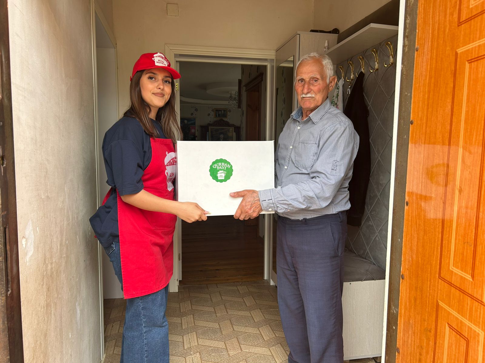 Heydər Əliyev Fondunun vitse-prezidenti Leyla Əliyevanın təşəbbüsü ilə ailələrə qurban payları çatdırılmağa davam edir (FOTO)