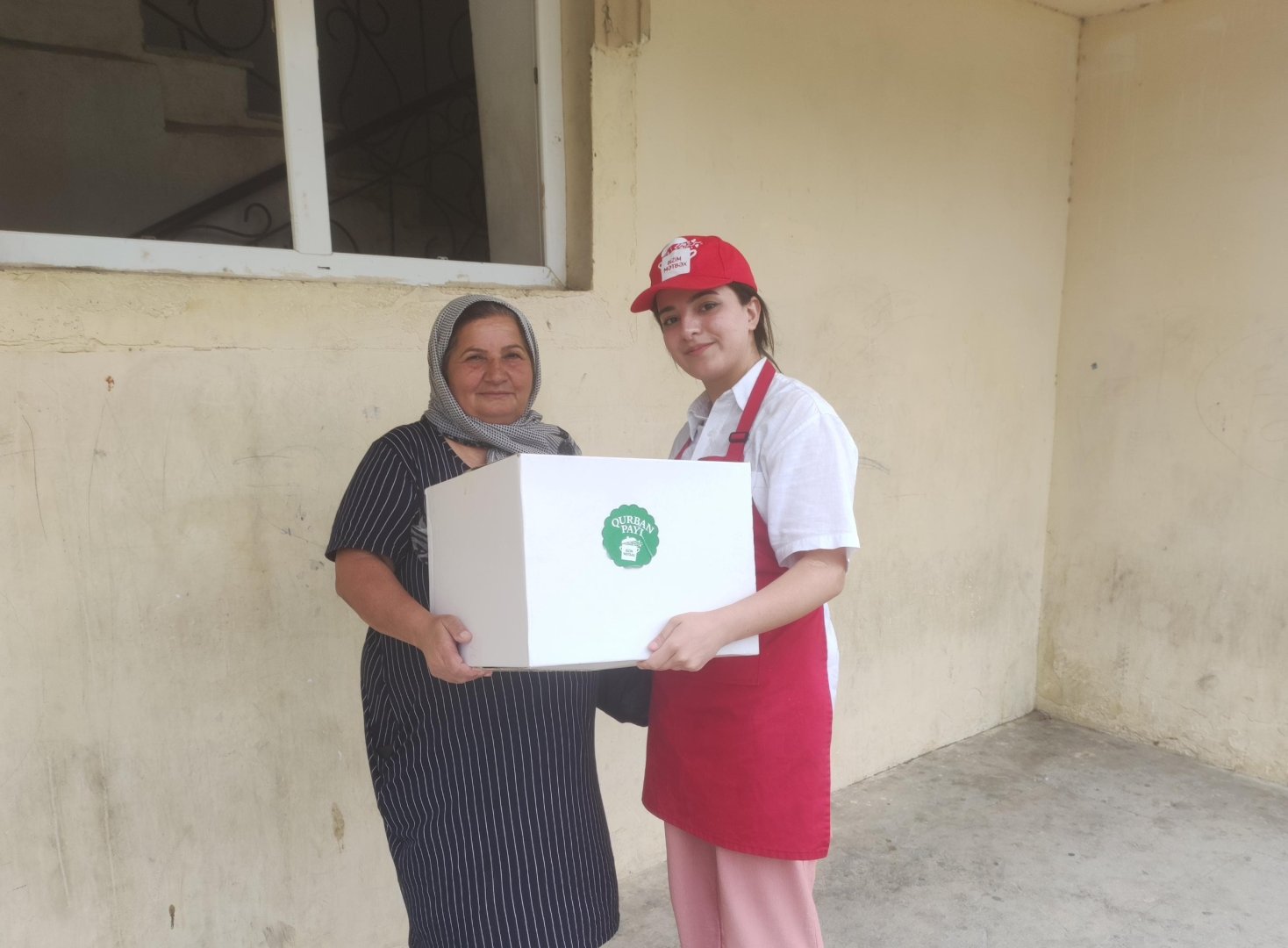 Heydər Əliyev Fondunun vitse-prezidenti Leyla Əliyevanın təşəbbüsü ilə ailələrə qurban payları çatdırılmağa davam edir (FOTO)