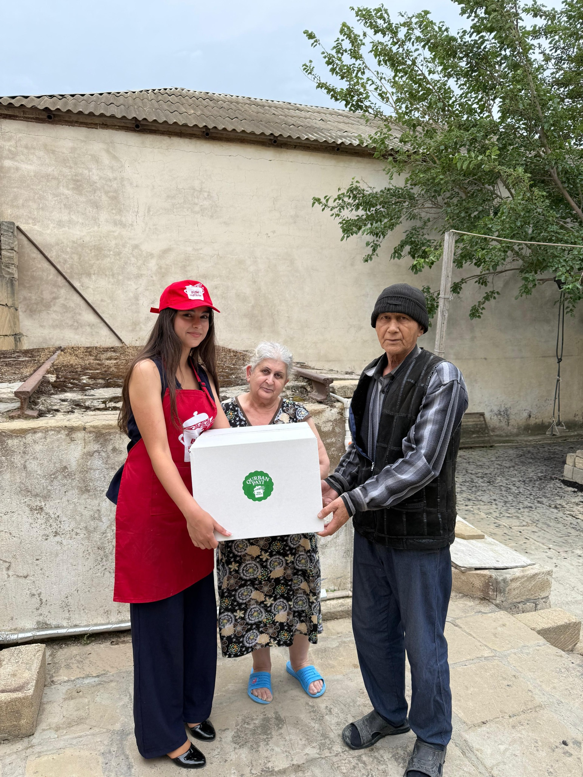 Heydər Əliyev Fondunun vitse-prezidenti Leyla Əliyevanın təşəbbüsü ilə ailələrə qurban payları çatdırılmağa davam edir (FOTO)