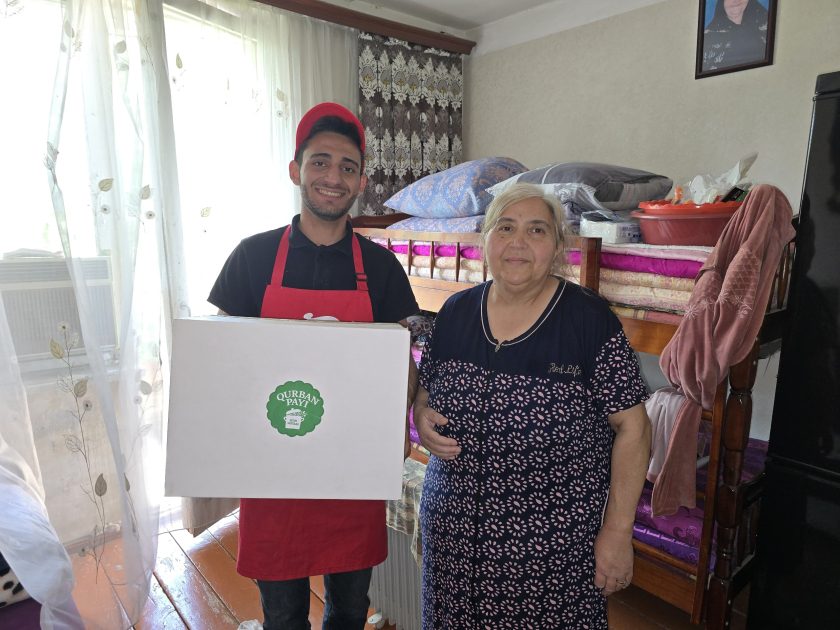 Heydər Əliyev Fondunun vitse-prezidenti Leyla Əliyevanın təşəbbüsü ilə növbəti qurban payları ailələrə təqdim olunub (FOTO)