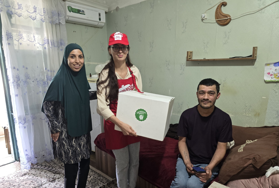 Heydər Əliyev Fondunun vitse-prezidenti Leyla Əliyevanın təşəbbüsü ilə növbəti qurban payları ailələrə təqdim olunub (FOTO)