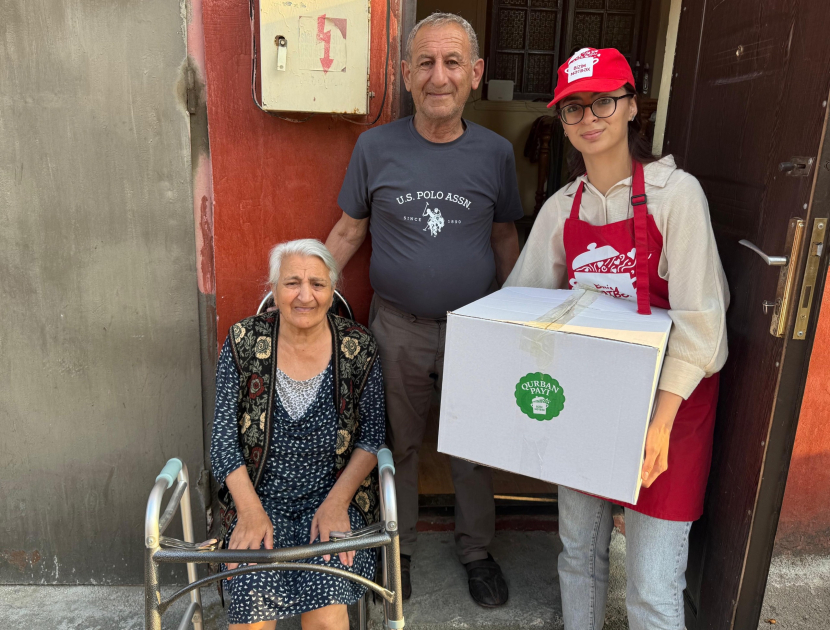 Heydər Əliyev Fondunun vitse-prezidenti Leyla Əliyevanın təşəbbüsü ilə növbəti qurban payları ailələrə təqdim olunub (FOTO)