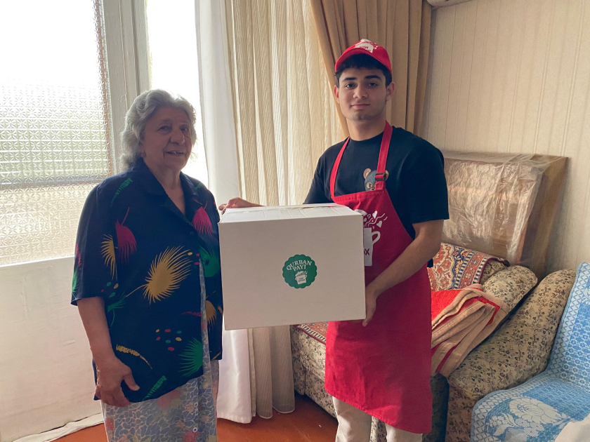 Heydər Əliyev Fondunun vitse-prezidenti Leyla Əliyevanın təşəbbüsü ilə aztəminatlı ailələrə qurban payları çatdırılıb (FOTO)