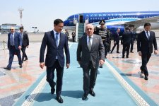Baş nazir Özbəkistana rəsmi səfərə gedib (FOTO)