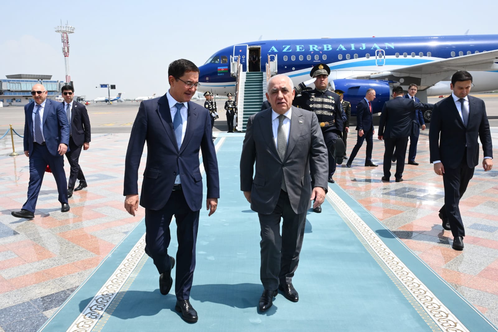 Baş nazir Özbəkistana rəsmi səfərə gedib (FOTO)