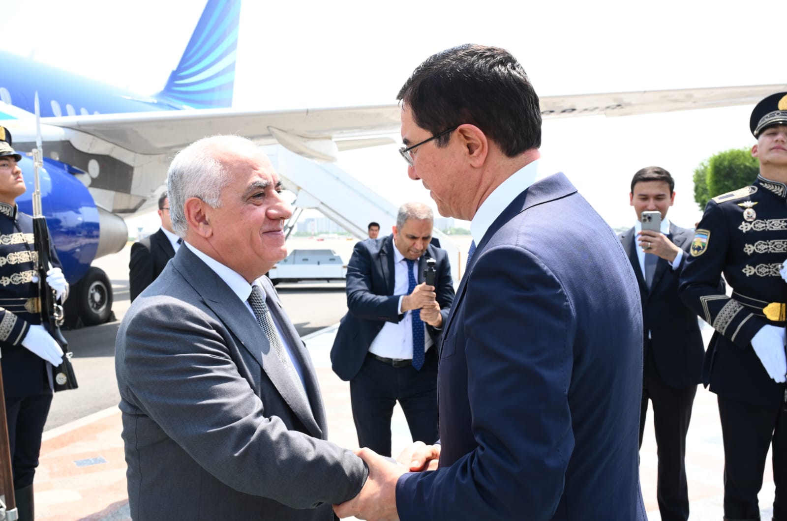 Baş nazir Özbəkistana rəsmi səfərə gedib (FOTO)