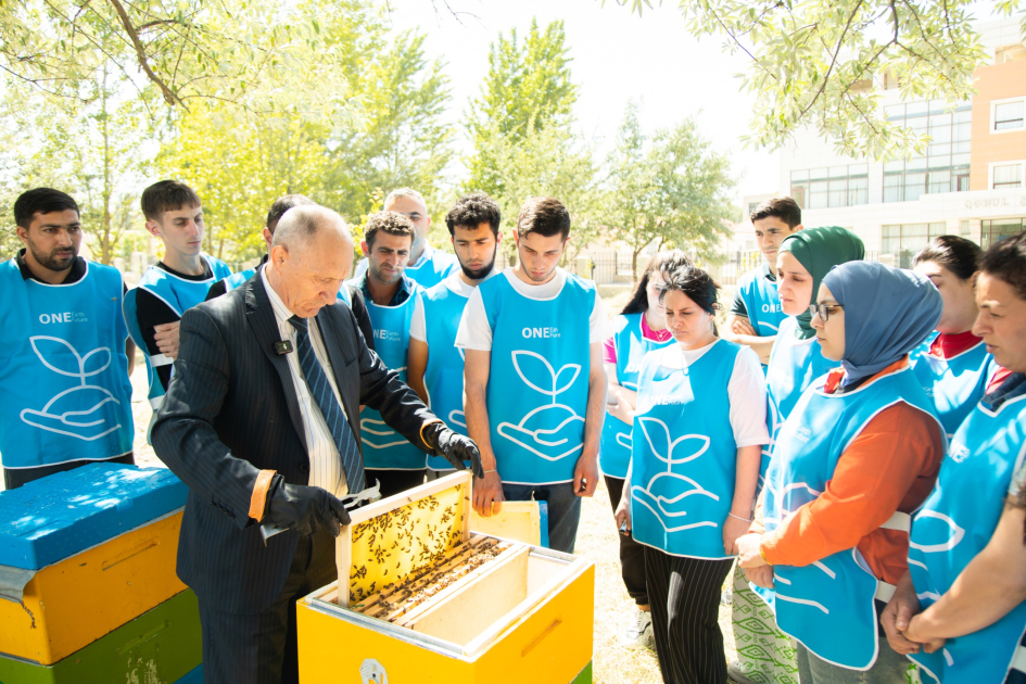 Heydər Əliyev Fondunun vitse-prezidenti Leyla Əliyevanın təşəbbüsü ilə Xızı rayonunda keçirilən “Gənc arıçı” layihəsinin təlim mərhələsi yekunlaşıb (FOTO)