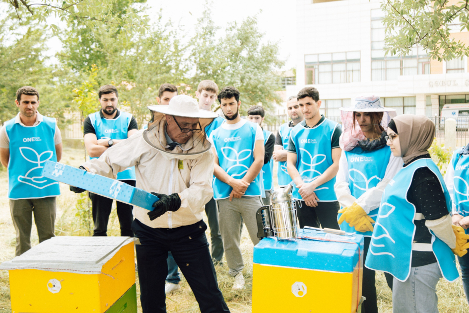 Heydər Əliyev Fondunun vitse-prezidenti Leyla Əliyevanın təşəbbüsü ilə Xızı rayonunda keçirilən “Gənc arıçı” layihəsinin təlim mərhələsi yekunlaşıb (FOTO)