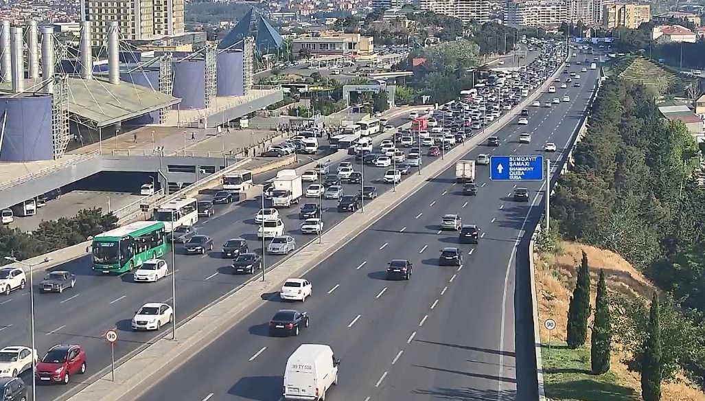 Sürücülərin NƏZƏRİNƏ: Paytaxtın bir sıra yollarında tıxac var - SİYAHI (FOTO)