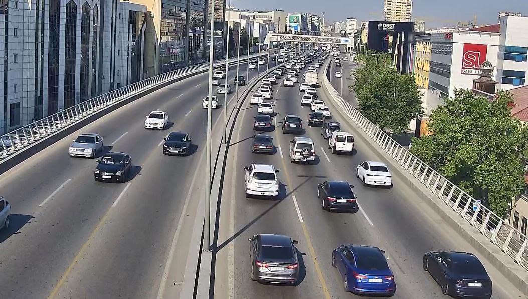 Sürücülərin NƏZƏRİNƏ: Paytaxtın bir sıra yollarında tıxac var - SİYAHI (FOTO)