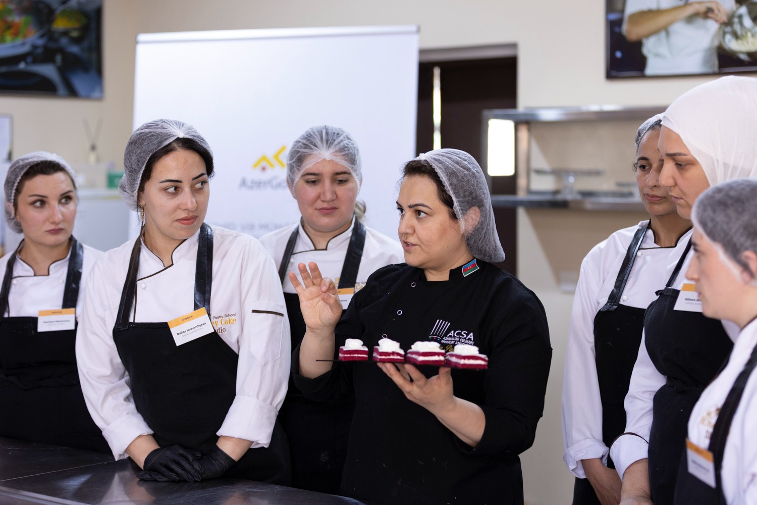 Şəhid və müharibədə yaralananların ailə üzvləri üçün peşə təlimləri davam etdirilir (FOTO)