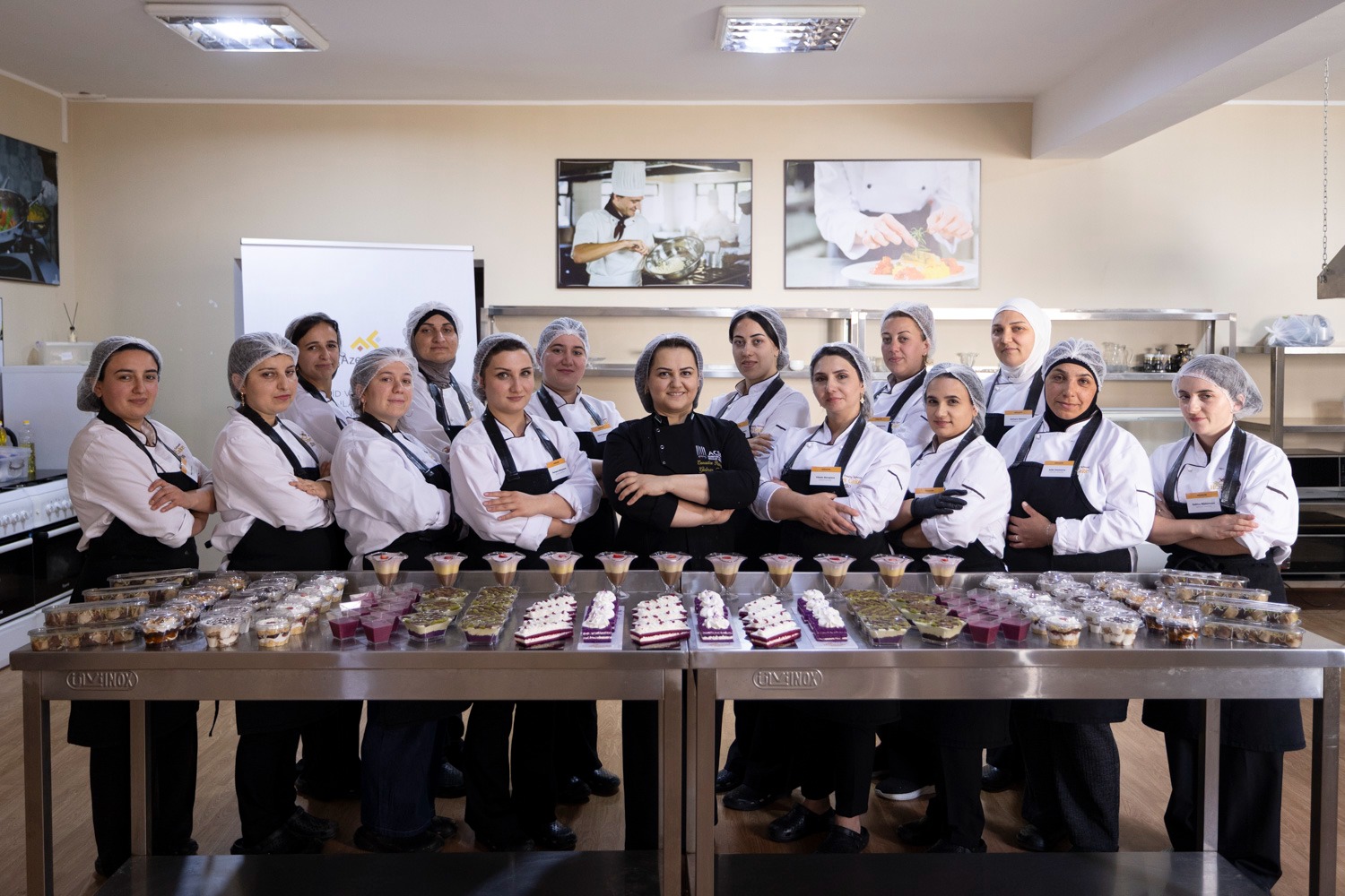 Şəhid və müharibədə yaralananların ailə üzvləri üçün peşə təlimləri davam etdirilir (FOTO)