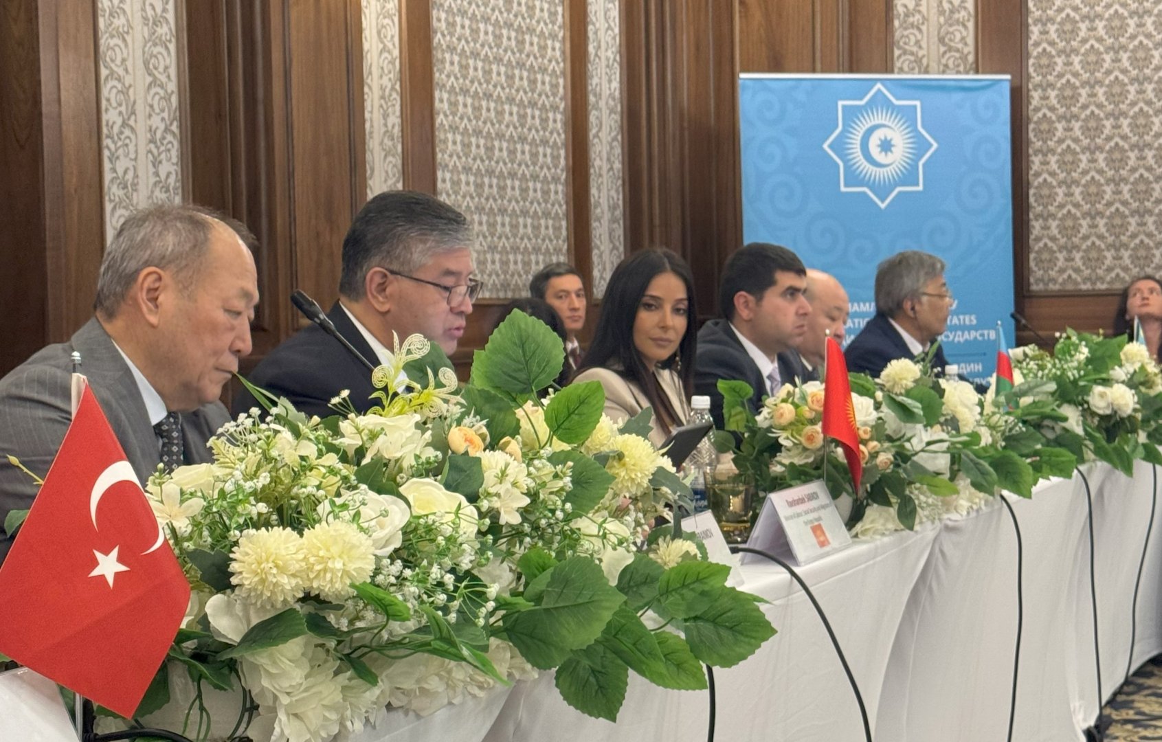 Qırğızıstanda “Sülh, Əmək və Xalqların Dostluğu” mövzusunda dəyirmi masa keçirilib (FOTO)