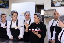 Şəhid və müharibədə yaralananların ailə üzvləri üçün peşə təlimləri davam etdirilir (FOTO)