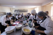 Şəhid və müharibədə yaralananların ailə üzvləri üçün peşə təlimləri davam etdirilir (FOTO)
