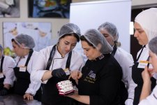 Şəhid və müharibədə yaralananların ailə üzvləri üçün peşə təlimləri davam etdirilir (FOTO)