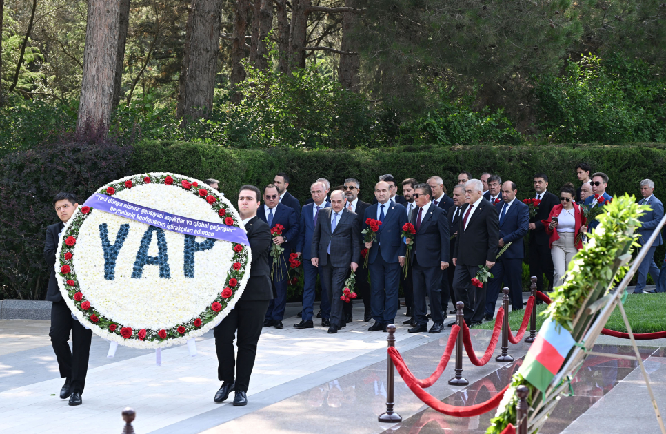 Şuşada keçiriləcək beynəlxalq konfransın iştirakçıları Ulu Öndər Heydər Əliyevin məzarını ziyarət ediblər (FOTO)