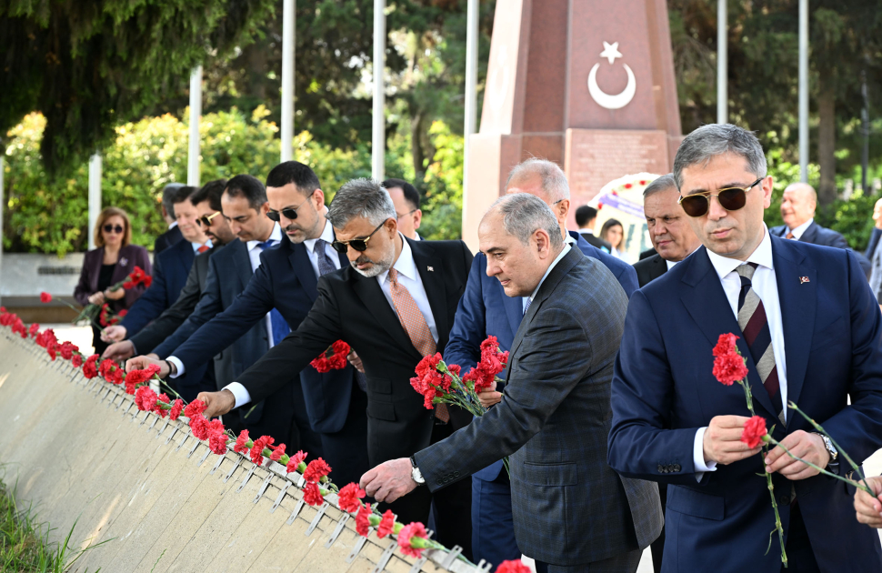Şuşada keçiriləcək beynəlxalq konfransın iştirakçıları Ulu Öndər Heydər Əliyevin məzarını ziyarət ediblər (FOTO)