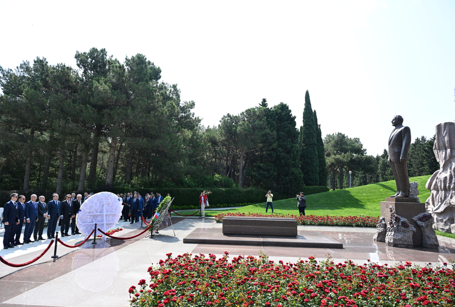 Şuşada keçiriləcək beynəlxalq konfransın iştirakçıları Ulu Öndər Heydər Əliyevin məzarını ziyarət ediblər (FOTO)