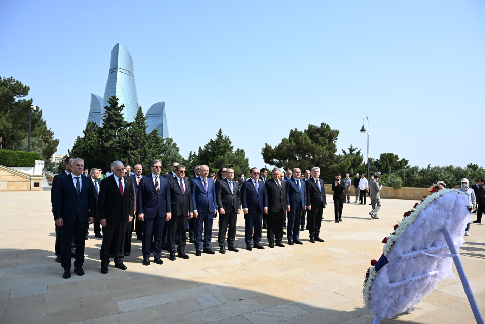 Şuşada keçiriləcək beynəlxalq konfransın iştirakçıları Ulu Öndər Heydər Əliyevin məzarını ziyarət ediblər (FOTO)