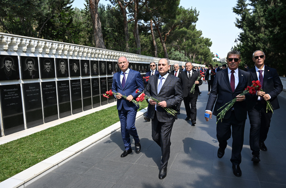 Şuşada keçiriləcək beynəlxalq konfransın iştirakçıları Ulu Öndər Heydər Əliyevin məzarını ziyarət ediblər (FOTO)