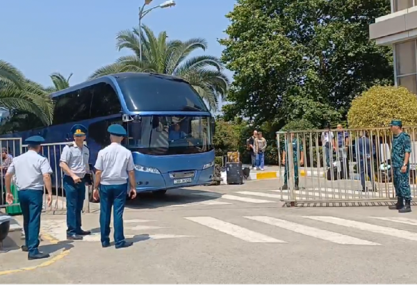 İrandan Azərbaycana təxliyə edilənlər avtobusla Bakıya yola salınıb (VİDEO)