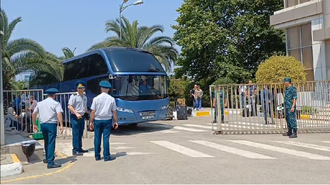 İrandan Azərbaycana keçənlərin olduğu avtobus Bakıya yola salınıb