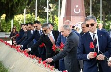 Şuşada keçiriləcək beynəlxalq konfransın iştirakçıları Ulu Öndər Heydər Əliyevin məzarını ziyarət ediblər (FOTO)