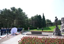 Şuşada keçiriləcək beynəlxalq konfransın iştirakçıları Ulu Öndər Heydər Əliyevin məzarını ziyarət ediblər (FOTO)