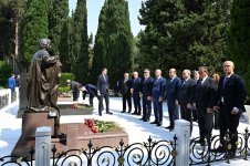 Şuşada keçiriləcək beynəlxalq konfransın iştirakçıları Ulu Öndər Heydər Əliyevin məzarını ziyarət ediblər (FOTO)