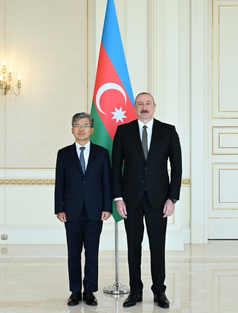 Prezident İlham Əliyev Koreya Respublikasının Azərbaycanda yeni təyin olunmuş səfirinin etimadnaməsini qəbul edib (FOTO)